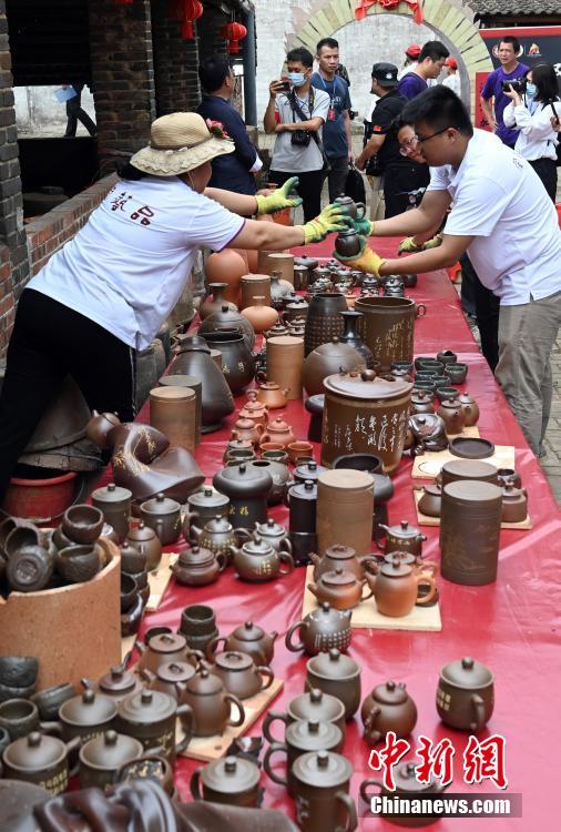 廣西欽州千年坭興陶古龍窯開窯