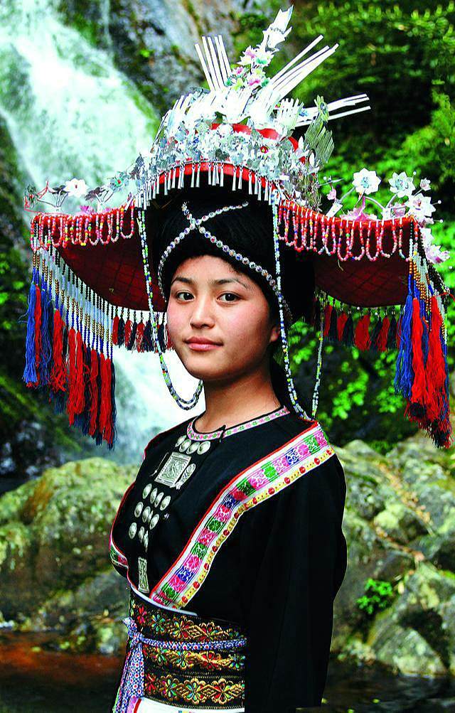 霓裳絢彩--廣西民族服飾文化大觀(三) : 環江瑤族少女