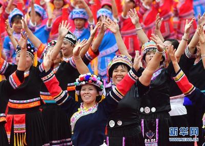廣西大化:各族同胞載歌載舞慶縣慶