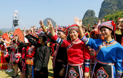 讀圖廣西|美!南寧市民穿漢服體驗(yàn)“漢式婚禮”