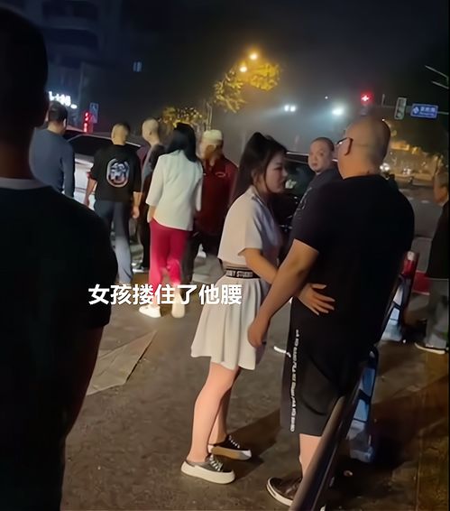 廣西女子撞車后使出 美人計(jì) ,央求司機(jī)私了, 上來(lái)就摟腰